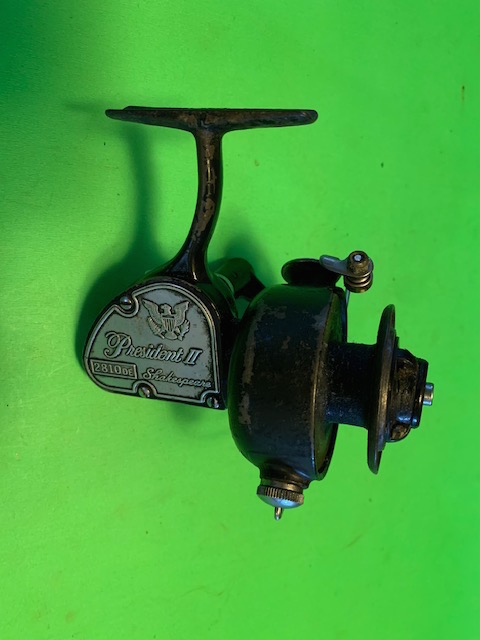 Sold at Auction: SHAKESPEARE BWS 700 SPIN REEL W/ 7' 6 ROD