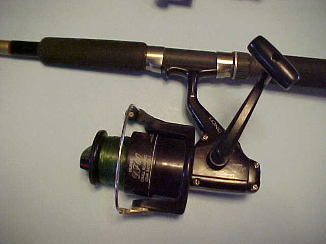 PAIR OF FRESHWATER SPINNING ROD AND REEL COMBOS, PRE-OWNED