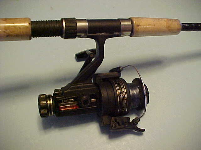 PAIR OF FRESHWATER SPINNING ROD AND REEL COMBOS, PRE-OWNED