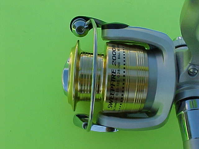 NEW IN THE BOX L@@K HIGH QUALITY LOW PRICE Details about   DAIWA SWEEPFIRE 2000B SPINNING REEL 